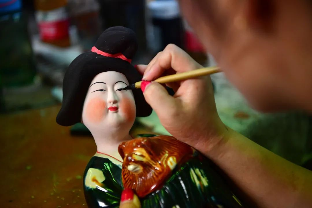 洛阳三彩：千年釉彩的传承与文化意义